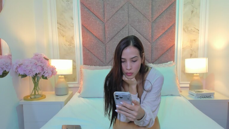 ScarletShinee's Streamate show and profile