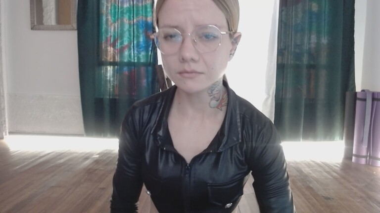 VicktoriaLou's Streamate show and profile