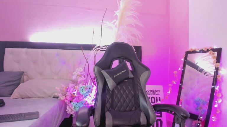 EmilyRoussee_s's Streamate show and profile