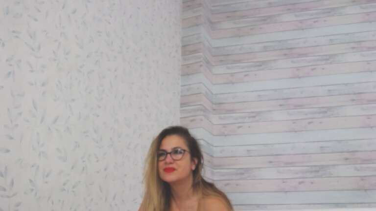 CHRISTYNNx's Streamate show and profile