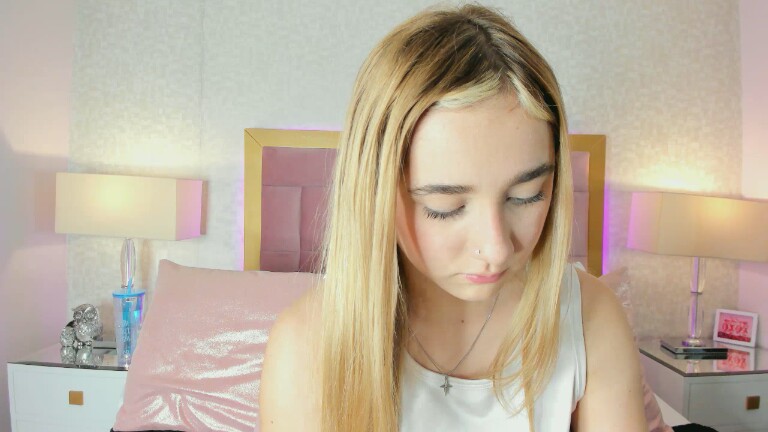 Sophiie_Collins's Streamate show and profile